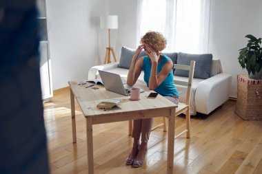 Evde çalışan, depresyonda olan, baş ağrısından yorgun bir kadın. Bağımsızlarla modern kavram ve sorunlar.