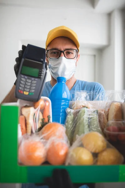 Zusteller Mit Schutzmaske Aufbewahrungsbox Tasche Mit Lebensmitteln Und Pos Für — Stockfoto