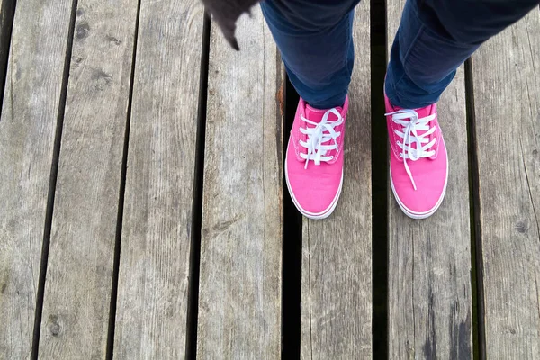 Kvinna Rosa Lila Duk Vintage Skor Och Blå Jeans — Stockfoto