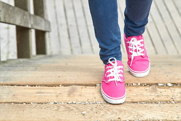 Kvinna Rosa Lila Duk Vintage Skor Och Blå Jeans — Stockfoto