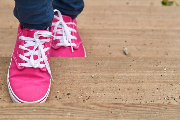 Kvinna Rosa Lila Duk Vintage Skor Och Blå Jeans — Stockfoto