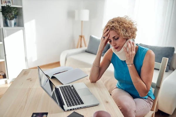 Frau Mit Hals Halswirbelsäule Und Halswirbelsäulenverletzung Arbeitet Hause Laptop — Stockfoto