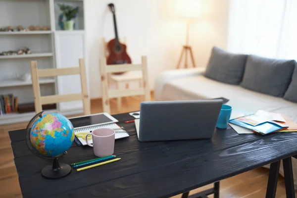 Habitación Con Notebooktablet Papeles Estudiante Carpetas Colores Mesa Silla — Foto de Stock