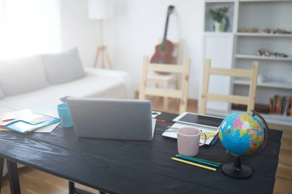 Kamer Met Notebooktablet Studentenpapieren Kleurrijke Mappen Tafel Stoel — Stockfoto