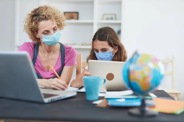 Kind Thuis Studeren Onderwijs Thuisonderwijs Met Prive Leraar Moeder Met — Stockfoto