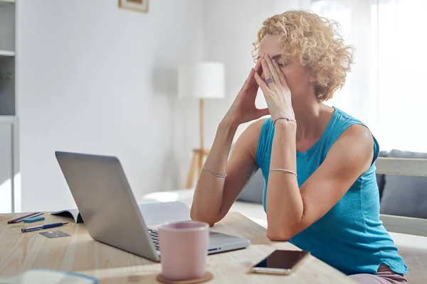 Evde Çalışan Depresyonda Olan Baş Ağrısından Yorgun Bir Kadın Bağımsızlarla — Stok fotoğraf