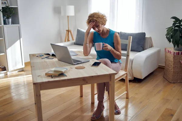 Donna Che Lavora Casa Depressa Stanca Del Mal Testa Concetto — Foto Stock