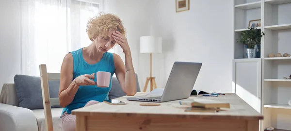 Nainen Työskentelee Kotoa Masentunut Väsynyt Päänsärkyyn Moderni Käsite Freelancerien Ongelmat — kuvapankkivalokuva