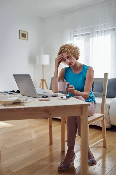 一个女人在家里工作 情绪低落 头痛得很厉害 自由职业者的现代概念和问题 — 图库照片