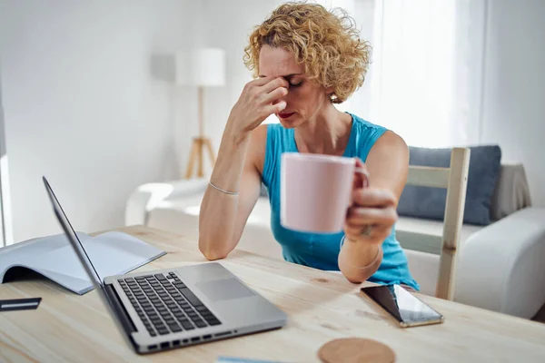 Nainen Työskentelee Kotoa Masentunut Väsynyt Päänsärkyyn Moderni Käsite Freelancerien Ongelmat — kuvapankkivalokuva