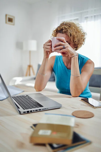 Mujer Trabajando Desde Casa Deprimida Cansada Dolor Cabeza Concepto Moderno — Foto de Stock