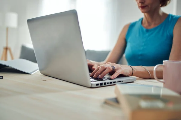 Mujer Trabajando Desde Casa Usando Laptop Notebook Concepto Freelance Moderno —  Fotos de Stock