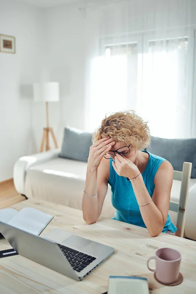 Mujer Trabajando Desde Casa Deprimida Cansada Dolor Cabeza Concepto Moderno —  Fotos de Stock