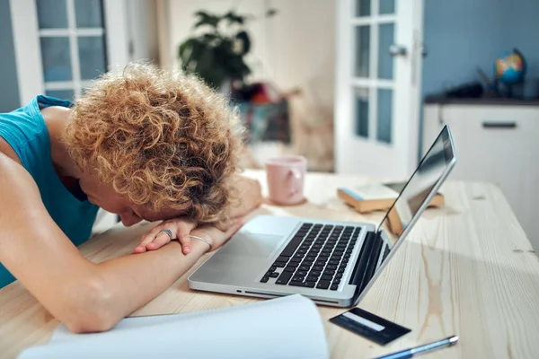 Mujer Durmiendo Escritorio Casa Mientras Trabaja Remotamente Por Cuenta Propia —  Fotos de Stock