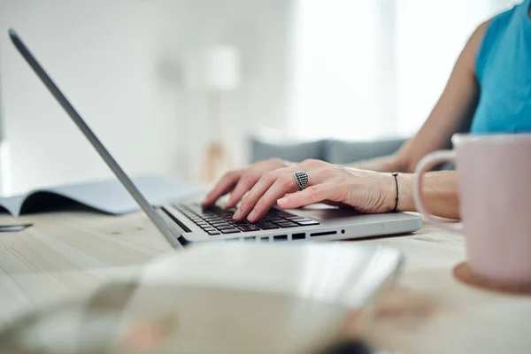 Mujer Trabajando Desde Casa Usando Laptop Notebook Concepto Freelance Moderno —  Fotos de Stock