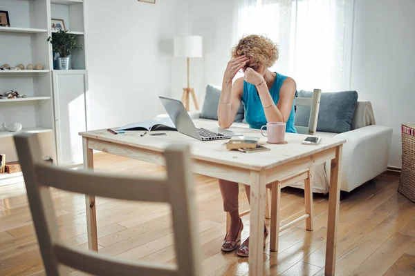 一个女人在家里工作 情绪低落 头痛得很厉害 自由职业者的现代概念和问题 — 图库照片