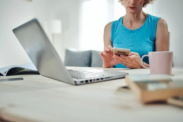 在家里工作的妇女 使用笔记本电脑和手机 现代自由职业概念 — 图库照片