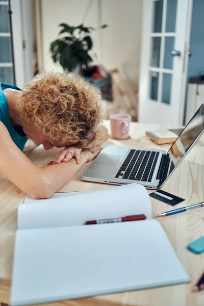 Mujer Durmiendo Escritorio Casa Mientras Trabaja Remotamente Por Cuenta Propia —  Fotos de Stock