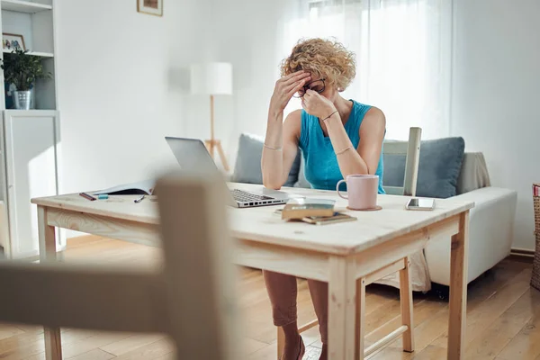 Mujer Trabajando Desde Casa Deprimida Cansada Dolor Cabeza Concepto Moderno —  Fotos de Stock