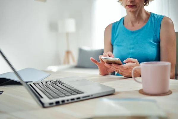 Mujer Trabajando Desde Casa Usando Laptop Celular Concepto Freelance Moderno —  Fotos de Stock