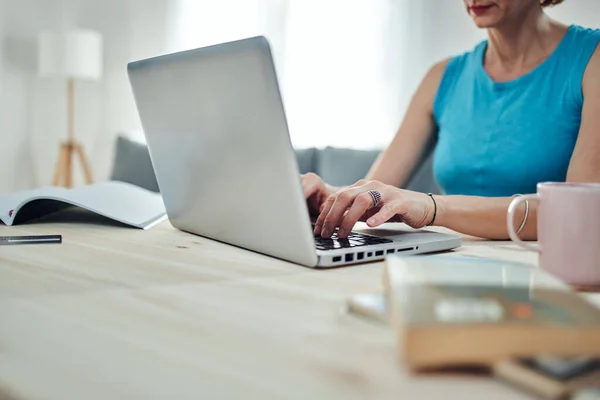 Mujer Trabajando Desde Casa Usando Laptop Notebook Concepto Freelance Moderno —  Fotos de Stock