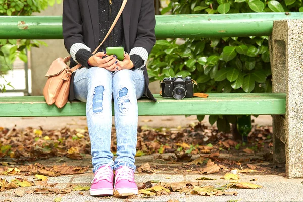 Молода Біла Жінка Використовує Мобільний Телефон Сидячи Лавці Парку — стокове фото