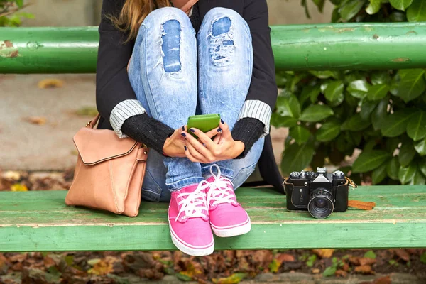 Giovane Donna Caucasica Utilizzando Cellulare Mentre Seduto Una Panchina Del — Foto Stock