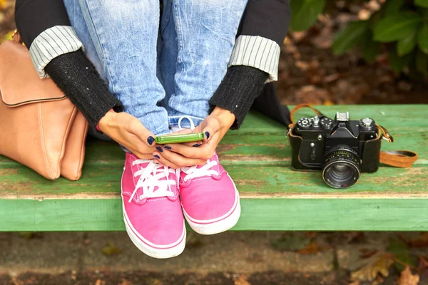 Young Caucasian Woman Using Cellphone While Sitting Park Bench — Stock Photo, Image