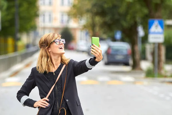 Carino Giovane Donna Caucasica Possesso Smartphone Moderno Strada — Foto Stock