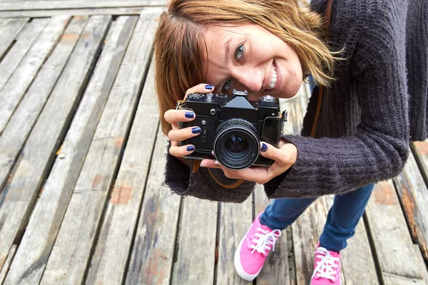 Joven Mujer Caucásica Sosteniendo Vintage Cámara Retro Aire Libre — Foto de Stock