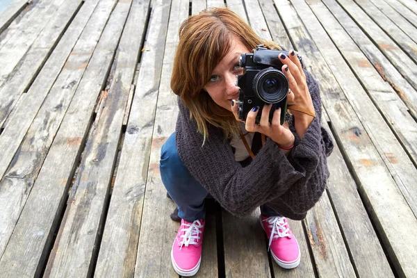 Young Caucasian Woman Holding Vintage Retro Camera Outdoors — Stock Photo, Image