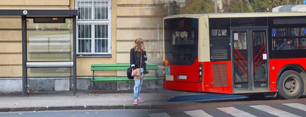 Jeune Femme Caucasienne Attente Transport Public Sur Une Station — Photo