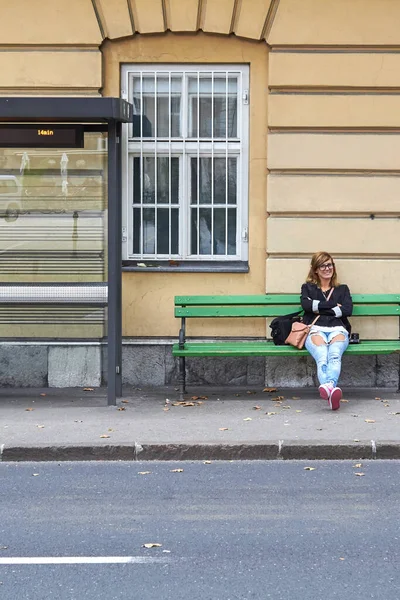 Joven Mujer Caucásica Esperando Transporte Público Una Estación —  Fotos de Stock