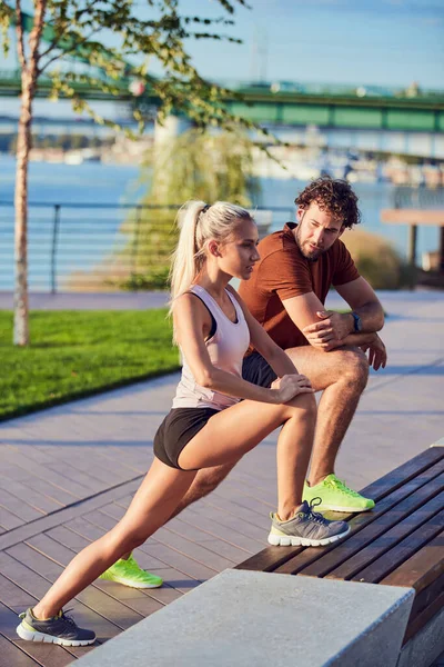 Pareja Deportiva Adultos Jóvenes Haciendo Ejercicio Aire Libre — Foto de Stock