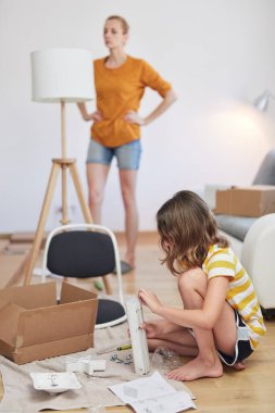 Anne ve kızı yeni bir eve taşınmak için yeni mobilya monte ediyorlar..