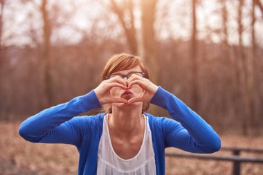 Genç bayan sonbahar renkli parkta eğleniyor..