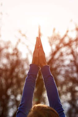 Genç bayan sonbahar renkli parkta eğleniyor..