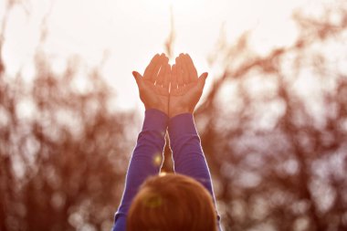 Genç bayan sonbahar renkli parkta eğleniyor..