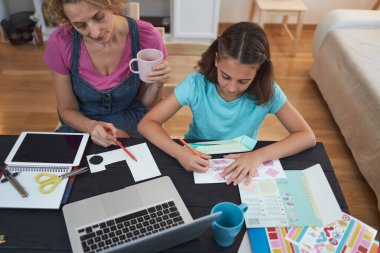 Virüsler, grip ve mevsimsel salgın zamanında özel öğretmen / anneyle evde eğitim görüyor..