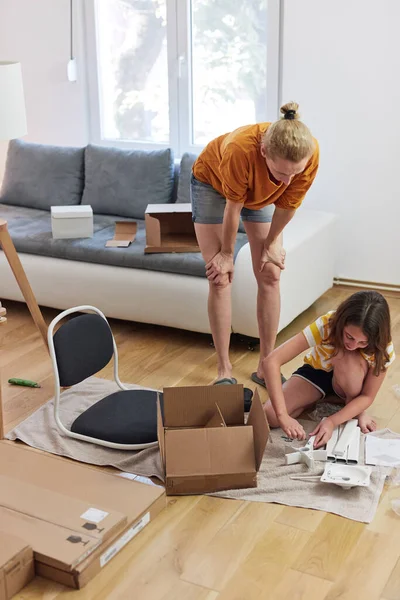 母亲和女儿正在组装新家具 搬进新家 — 图库照片