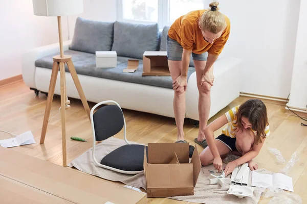 母亲和女儿正在组装新家具 搬进新家 — 图库照片