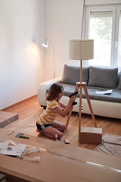 Küçük Kız Yeni Evinde Elektrik Lambası Monte Ediyor Yeni Bir — Stok fotoğraf