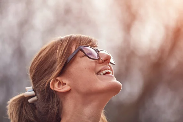 Smiley Šťastná Mladá Žena Podzimním Barevném Parku — Stock fotografie