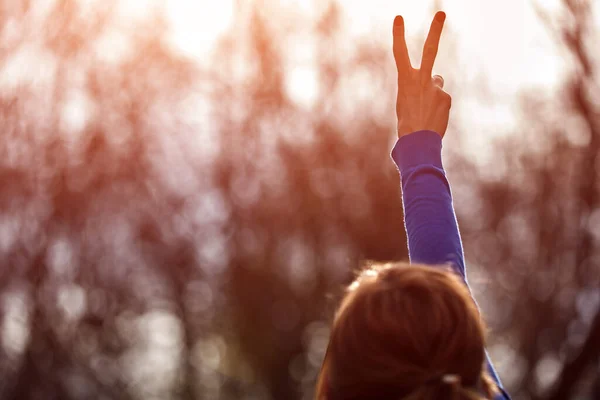 Giovane Donna Godendo Nel Parco Colorato Autunno — Foto Stock