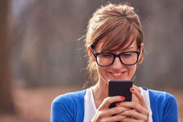 Mujer Joven Usando Teléfono Inteligente Parque Color Otoño — Foto de Stock