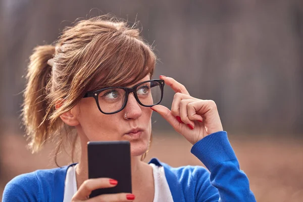 Mujer Joven Usando Teléfono Inteligente Parque Color Otoño — Foto de Stock