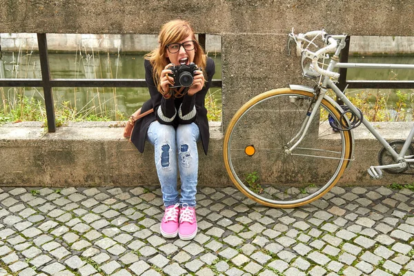 Młoda Kaukaska Kobieta Stary Rower Gospodarstwa Zabytkowy Aparat Fotograficzny Robienie — Zdjęcie stockowe