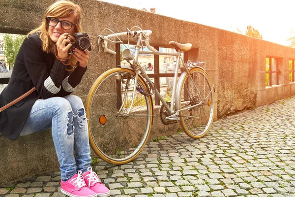Junge Kaukasische Frau Mit Altem Fahrrad Hält Vintage Kamera Der — Stockfoto