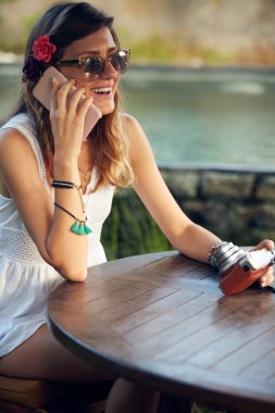 Yazın bahçeye cep telefonu kullanan beyaz bir kadın..