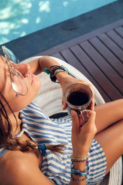 Młoda Biała Kobieta Siedzi Patio Pije Kawę Herbatę Sezonie Letnim — Zdjęcie stockowe